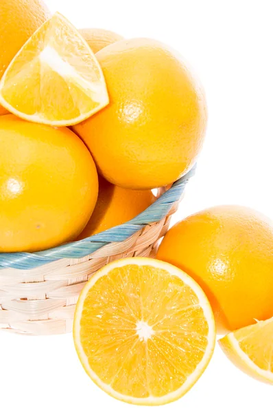 Orangen in einem Korb auf weiß — Stockfoto