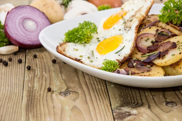 Жареное яйцо на куче жареного картофеля — стоковое фото