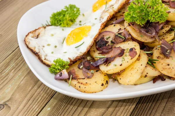 Тарілка зі смаженою картоплею та яйцем — стокове фото