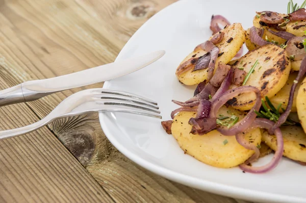 Haldy smažené brambory na talíři — Stock fotografie