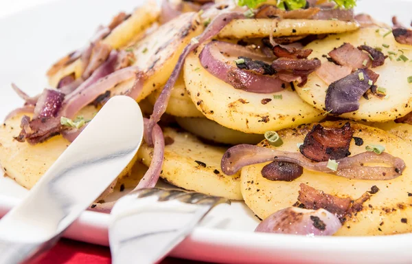Patatas fritas con cebolla y tocino —  Fotos de Stock