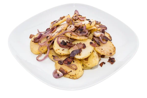Teller mit Bratkartoffeln auf weiß — Stockfoto