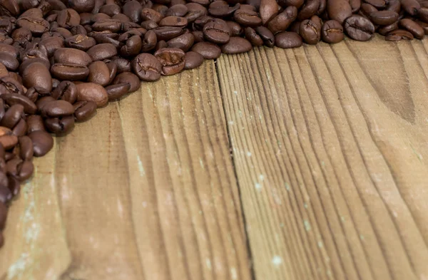 Granos de café sobre madera — Foto de Stock