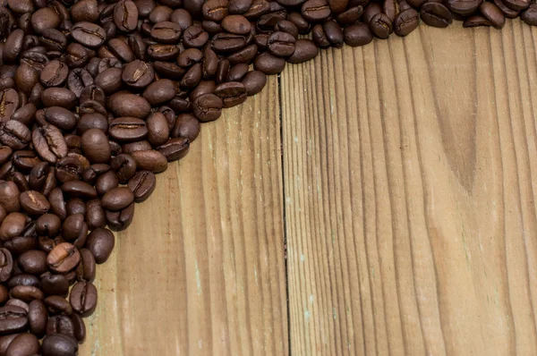 Grãos de café em madeira — Fotografia de Stock