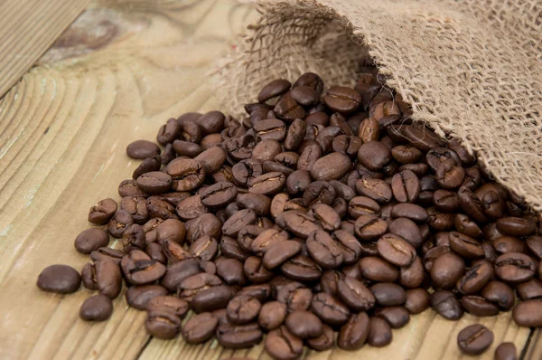 Chicchi di caffè in un sacco — Foto Stock