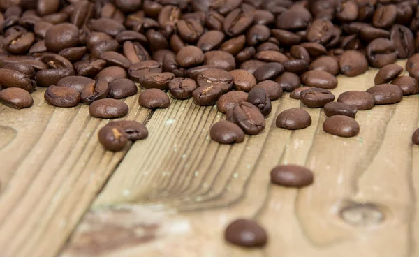咖啡豆的木制表 — 图库照片