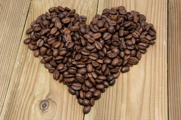 Сердце, сформированное из кофейных зерен — стоковое фото