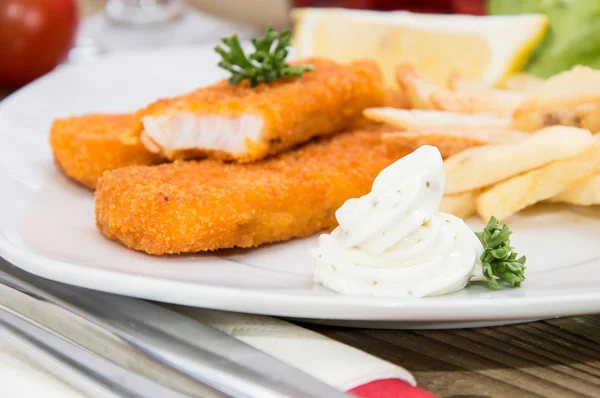 Dedos de peixe e batatas fritas — Fotografia de Stock