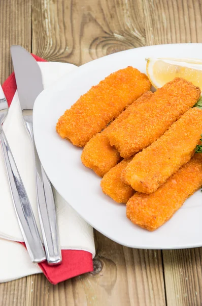 Portion des doigts de poisson sur une assiette — Photo