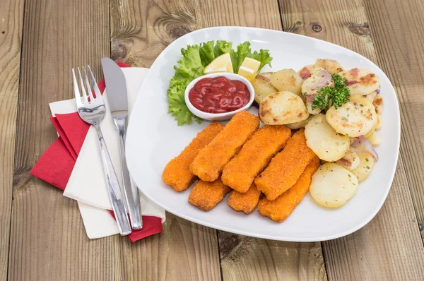 Fish Fingers with fried Potatoes — Stock Photo, Image