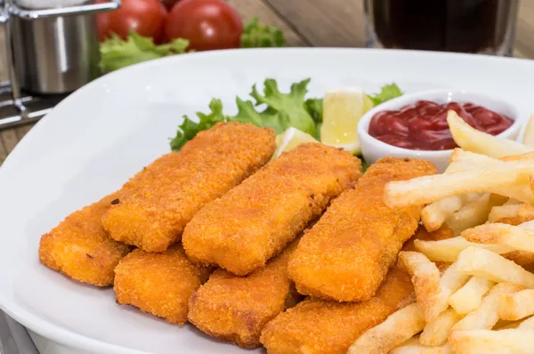 Placa com Chips e dedos de peixe — Fotografia de Stock