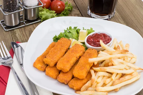 Porção de dedos de peixe em fundo de madeira — Fotografia de Stock