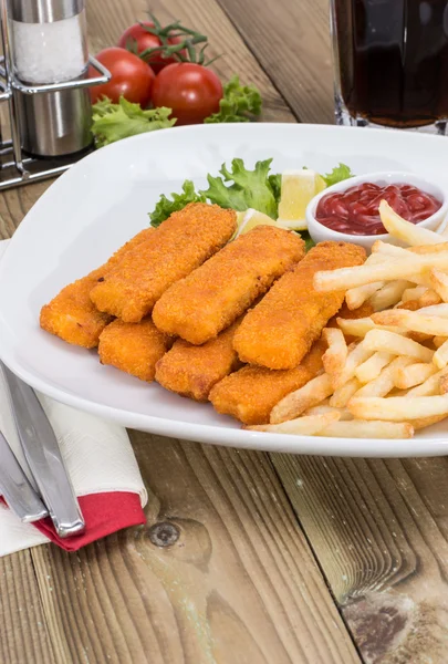 Placa com Chips e dedos de peixe — Fotografia de Stock