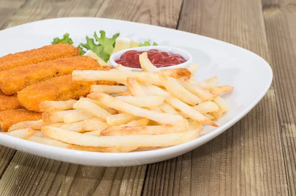 칩과 생선 튀김 접시 — 스톡 사진