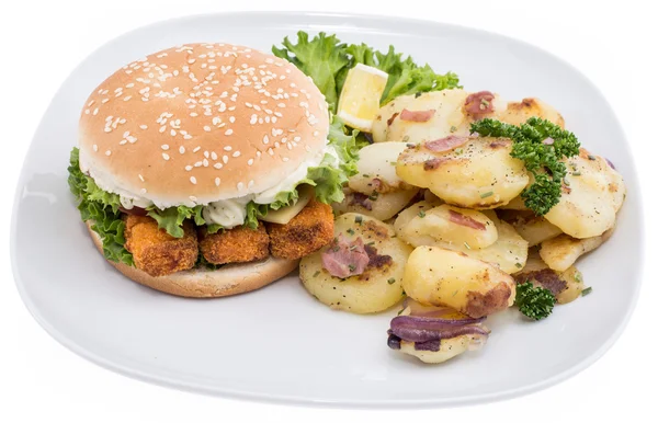 Tallrik med stekt potatis och en fisk hamburgare — Stockfoto