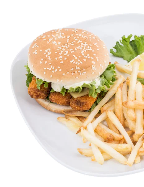 Burger de poisson avec Chips isolé sur blanc — Photo