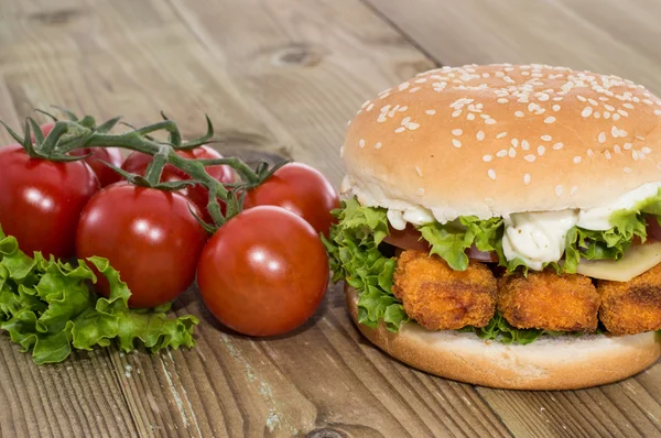 Burger au poisson avec ingrédients sur bois — Photo