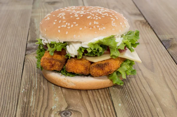 Hamburguesa de pescado en madera —  Fotos de Stock