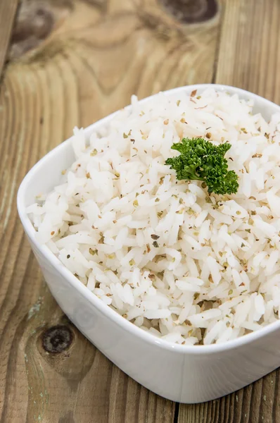 Beyaz pirinç taze otlar ile — Stok fotoğraf