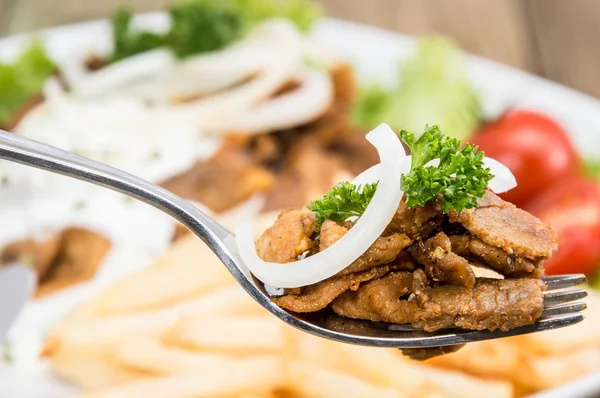 Färsk Kebabkött på en gaffel — Stockfoto