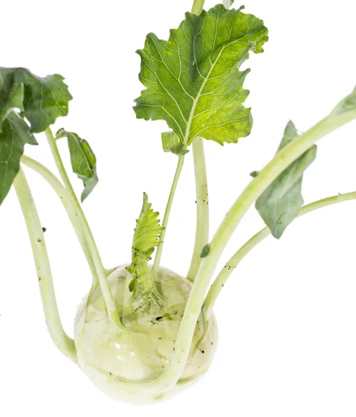 Kohlrabi fresco isolado em branco — Fotografia de Stock