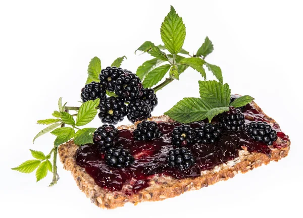 La confitura Blackberry sobre el pan contra blanco — Foto de Stock