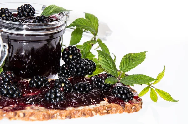 Brombeermarmelade auf Brot gegen Weiß — Stockfoto