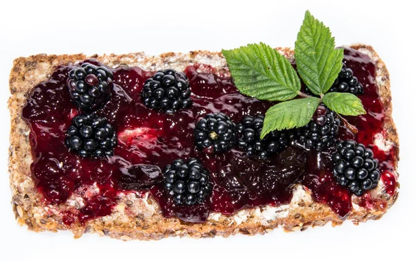 Brombeermarmelade auf Brot gegen Weiß — Stockfoto