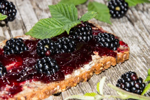 Chleb z dżemem blackberry na drewno — Zdjęcie stockowe