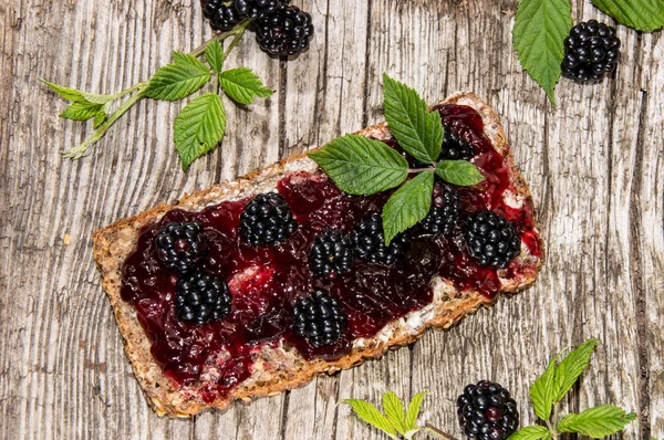 Pan con mermelada de mora y frutas — Foto de Stock