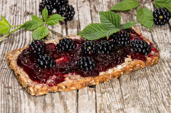 Bröd med blackberry jam på trä — Stockfoto