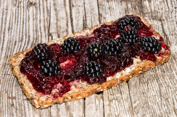 Pão com Blackberry Jam e frutas — Fotografia de Stock