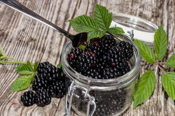 Glas gefüllt mit frischen Brombeeren — Stockfoto