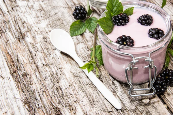 Szkło z blackberry świeży jogurt — Zdjęcie stockowe