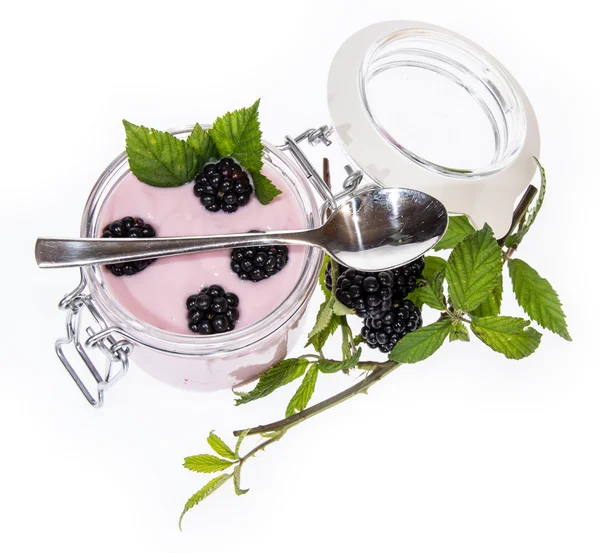 Na białym tle szkło z blackberry jogurt — Zdjęcie stockowe