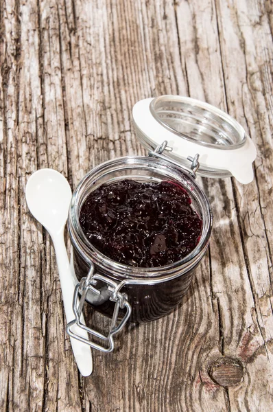 Färska blackberry jam i ett glas — Stockfoto