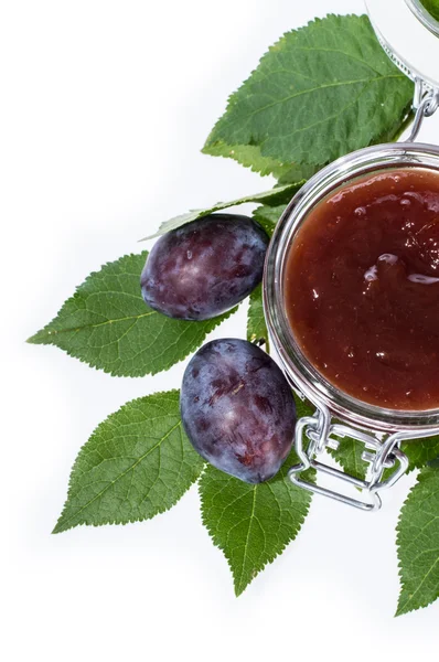 Marmellata di prugne in un bicchiere su bianco — Foto Stock