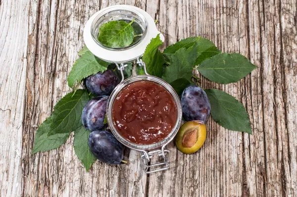 Marmellata di prugne in un bicchiere su legno — Foto Stock