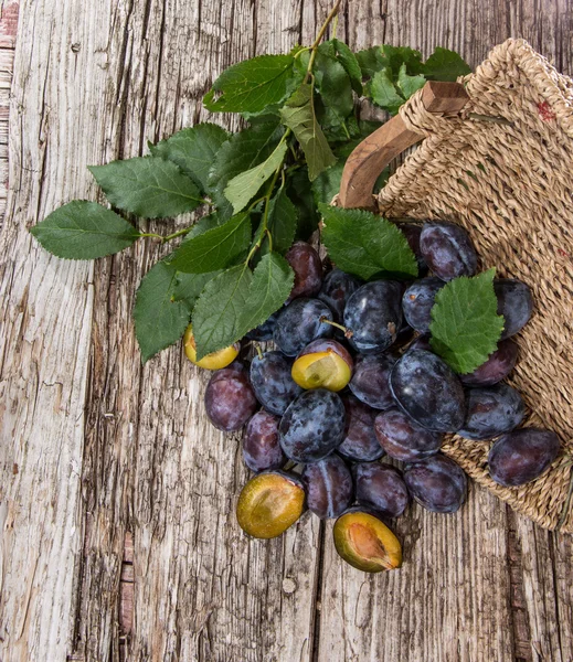 Cesta con un montón de ciruelas — Foto de Stock