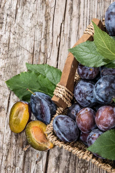 Korb gefüllt mit frischen Pflaumen — Stockfoto