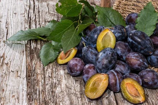 Basket with a heap of Plums — Zdjęcie stockowe