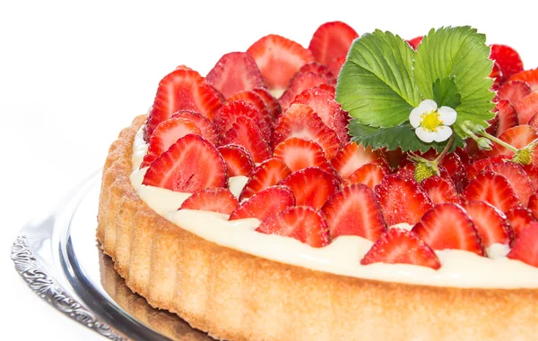 Gâteau aux fraises isolé sur blanc — Photo