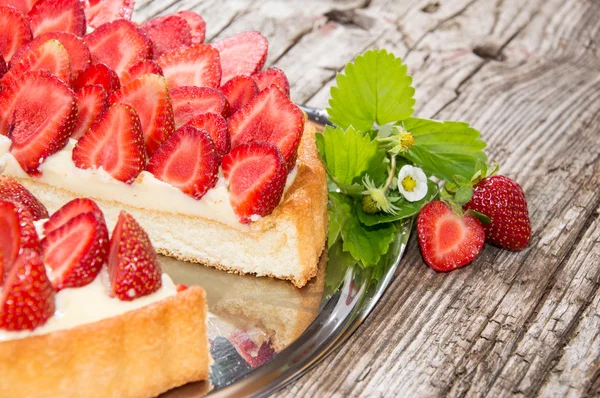 Placa de plata con pastel de fresa fresca — Foto de Stock