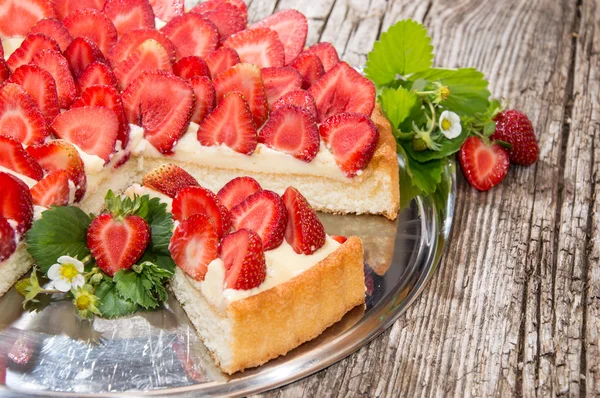 Assiette argentée avec tarte fraise fraîche — Photo