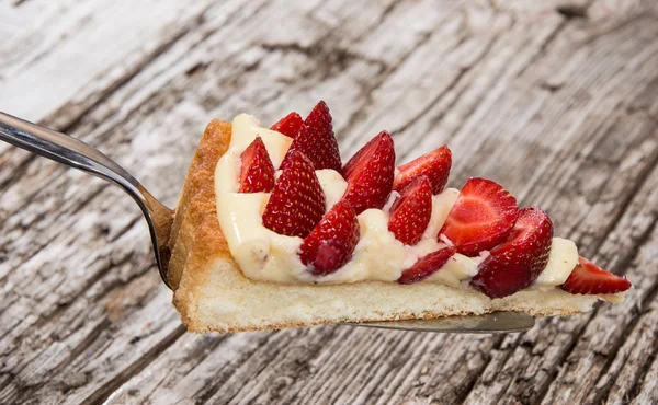 Pedazo de pastel en un levantador de tortas — Foto de Stock