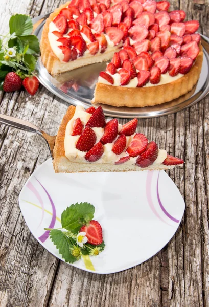 Pastel en un levantador de tortas — Foto de Stock