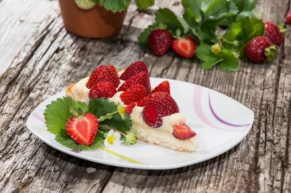 Placa con pastel de fresa fresco — Foto de Stock