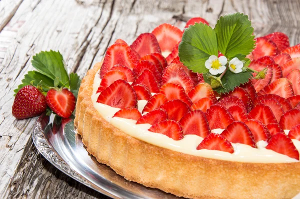 Gâteau aux fraises frais cuit au four — Photo