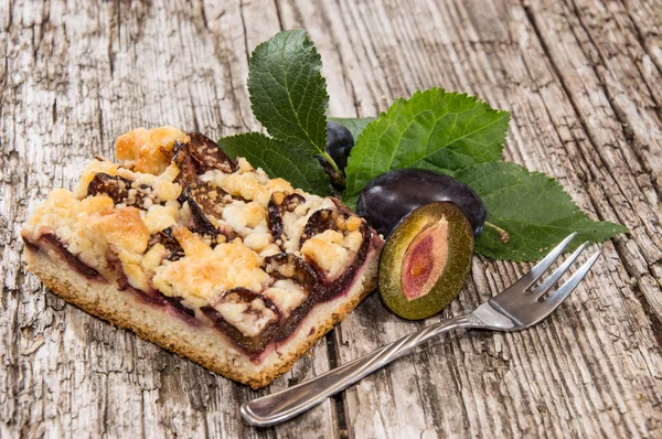 Кусок свежего сливового пирога — стоковое фото