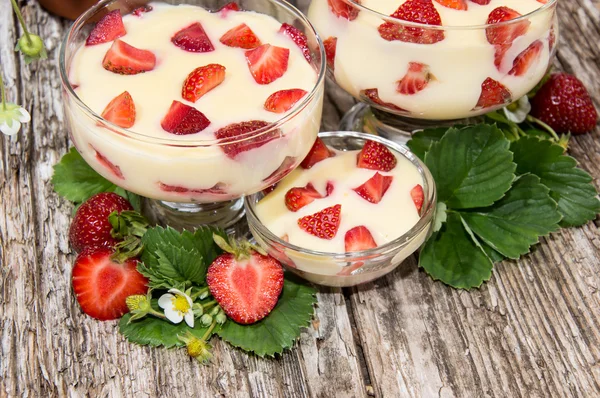 Schalen mit Vanillepudding und Früchten — Stockfoto